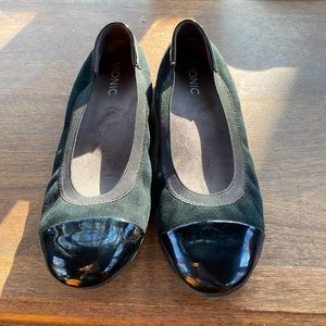 Size 8 women’s suede Vionic Spark Tiegan flats with shiny toe.